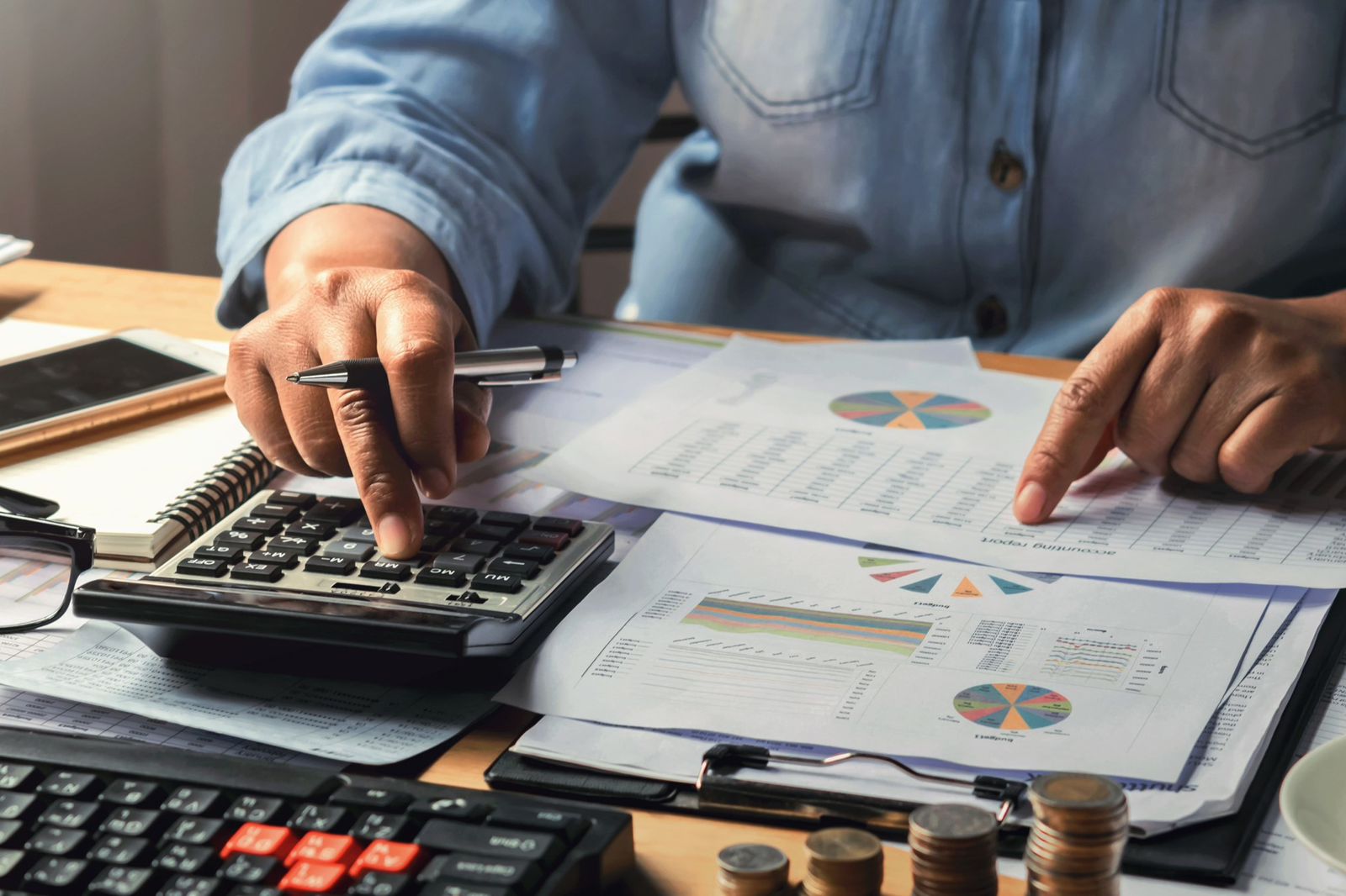 Profissionais conversando em uma reunião corporativa